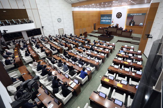 16일 오전 서울시의회 본회의장에서 열린 ‘제315회 정례회 제3차 본회의’에서 교섭단체 대표연설이 진행되고 있다. 2022.11.16/뉴스1