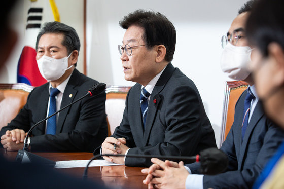 이재명 더불어민주당 대표가 15일 서울 여의도 국회에서 기자회견을 열고 김진표 국회의장의 예산안 중재안을 수용한다고 밝히고 있다. 2022.12.15/뉴스1