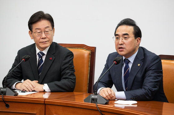 박홍근 더불어민주당 원내대표가 15일 서울 여의도 국회에서 열린 예산안 관련 기자회견에서 취재진 질문에 답하고 있다. 2022.12.15/뉴스1