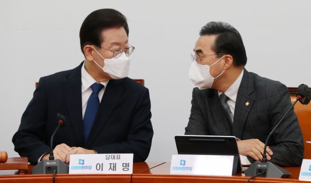 더불어민주당 이재명 대표(왼쪽)와 박홍근 원내대표가 16일 오전 서울 여의도 국회에서 열린 최고위원회의에서 대화하고 있다. 뉴시스