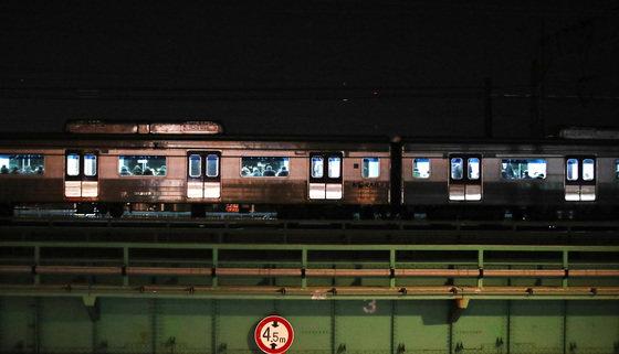 15일 오후 7시 58분께 서울지하철 1호선 전동열차가 차량고장으로 한강철교 위에서 2시간 넘게 멈추는 사고가 발생했다. 이 사고로 탑승객 500명이 불편을 겪었고, 퇴근길 1호선이 최대 50분 지연운행됐다. 사진은 견인 조치가 완료된 이후 한강철교 위를 서행하는 지하철 1호선. 2022.12.15/뉴스1