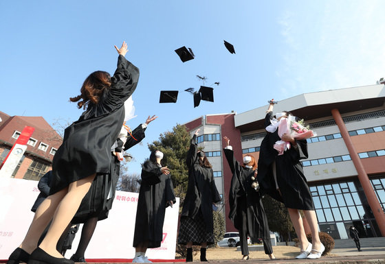 경기도 수원시 권선구 수원여자대학교에서 지난 2월8일 열린 2021학년도 학위수여식에서 졸업생들이 기념촬영을 하고 있다. /뉴스1