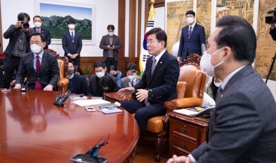 김진표 국회의장이 16일 오후 서울 여의도 국회에서 열린 예산안 관련 원내대표 회동에서 발언을 하고 있다. 2022.12.16/뉴스1