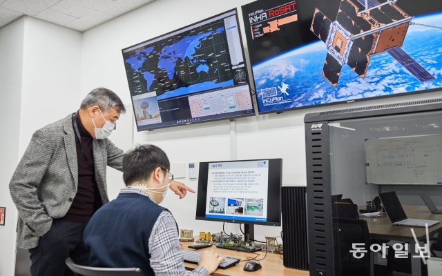 인하대학교 항공우주공학과 최기영 교수가 학생을 지도하고 있다. /인하대 제공