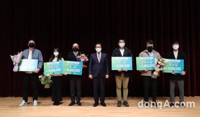 이재식 농협중앙회 부회장(가운데)이 16일 전주 농진청에서 열린 제1회 농업인과 함께하는 스마트농업 현장활용 경진대회 시상식에서 수상 농업인들과 기념촬영을 하고 있다. 농협 제공