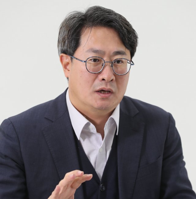 이봉진 한화투자증권 기업분석팀장은 지난 10월 ‘우주 신재생에너지에 투자하라’는 책을 냈다. 장기투자자가 알아야 할 메가트렌드인 우주산업과 신재생에너지를 다룬 책이다. 안철민 기자