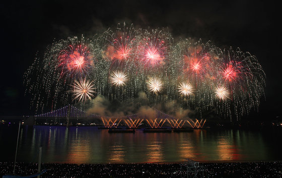 지난 2019년 부산 광안리해수욕장 일대에서 열린 ‘제15회 부산불꽃축제’에서 화려한 불꽃이 밤하늘을 수놓고 있다. 2019.11.2/뉴스1