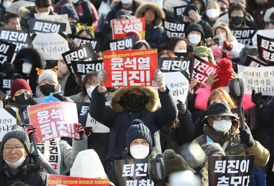 17일 오후 서울 용산구 전쟁기념관 앞에서 열린 촛불전환행동 주최 전국집중촛불에서 참가자들이 구호를 외치고 있다. 참가자들은 윤석열 대통령의 퇴진과 부인 김건희 여사에 대한 특별검사(특검)을 촉구했다. 2022.12.17/뉴스1 ⓒ News1