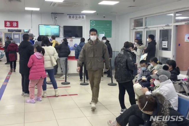 14일 중국 베이징의 한 어린이 병원에 마스크를 쓴 환자들이 대기하고 있다. 2022.12.14. 베이징=AP/뉴시스