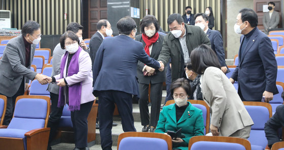 국민의힘 초선의원들이 15일 서울 여의도 국회에서 당대표선출 전당대회 관련한 의견 수렴 간담회를 하고 있다. 2022.12.15/뉴스1