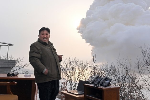 북한 노동당 기관지 노동신문은 16일 “국방과학원 중요연구소에서 12월15일 오전 서해위성발사장에서 우리나라에서 처음으로 되는 140tf 추진력 대출력고체연료발동기 지상분출시험을 성공적으로 진행했다“라고 보도했다. 탄도미사일 발사를 위한 새 엔진을 개발한 것으로 보인다. 현지에서 시험을 지도한 김정은 총비서는 ”최단기간 내에 또 다른 신형 전략무기 출현을 기대한다“라고 말했다. (평양 노동신문=뉴스1)