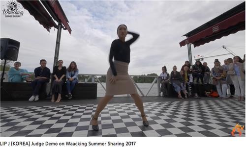 2017년 러시아에서 립제이가 치고이너바이젠에 맞춰 왁킹을 추는 공연 장면. 유튜브 영상 캡처