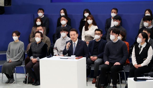 윤석열 대통령이 15일 청와대 영빈관에서 열린 1차 국정과제 점검회의에서 발언을 하고 있다. 이날 회의에는 각 부처에서 추천한 국민패널 100명이 참석했다.