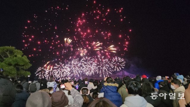 17일 오후 부산 광안리해수욕장에서 열린 부산 불꽃축제에 참가한 이들이 축제를 즐기고 있다. 부산=김화영 기자 run@donga.com