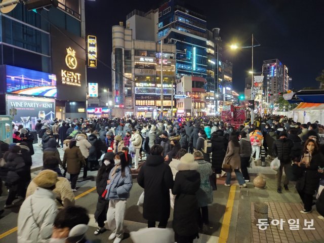 17일 오후 8시경 부산 광안리해수욕장에서 개최된 부산 불꽃축제가 끝난 뒤 참가자들이 귀가하고 있다. 이날 부산시는 약 70만 명이 축제에 참여한 것으로 집계했다. 부산=김화영 기자 run@donga.com