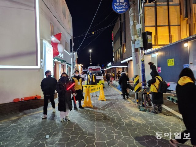 17일 오후 부산 광안리해수욕장에서 열린 부산 불꽃축제에 많은 인파가 골목길에 붐빌 것에 대비해 부산시는 골목마다 30명이 넘는 안전관리 인력을 배치했다. 부산=김화영 기자 run@donga.com