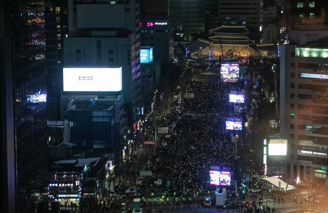 17일 오후 서울 중구 숭례문 오거리 앞 세종대로 일대에서 ‘촛불승리전환행동’ 집회가 열리고 있다. 이날 한파 속에도 1만8000여 명의 참가자들이 모였다. 뉴스1