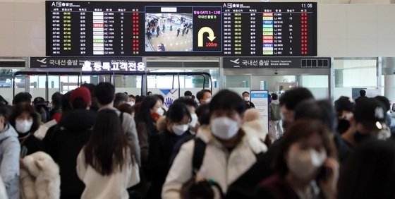 18일 오전 기상악화로 제주를 오가는 항공기 90여편이 결항된 가운데 제주국제공항이 관광객들로 붐비고 있다. 현재 제주 산지에는 대설경보, 제주 전역에는 대설주의보와 강풍주의보가 내려졌다.2022.12.18 뉴스1