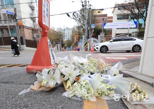 서울 강남구 청담동의 한 초등학교 학생이 2일 오후 하굣길에 음주운전 차량에 치어 사망하는 사고가 발생했다. 4일 학교 앞 도로에 어린이를 추모하는 조화가 놓여있다. 김재명 기자 base@donga.com