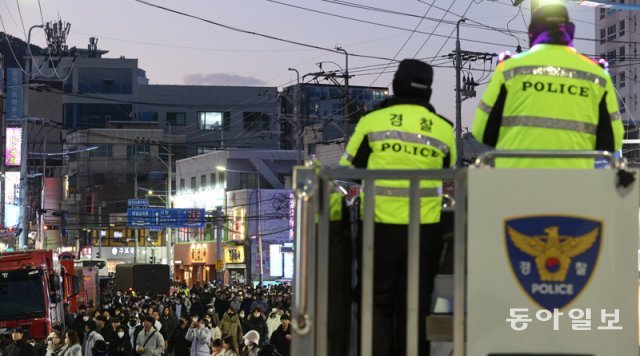 안전관리 차량-전광판 동원해 인파 통제 17일 오후 부산 수영구 광안리해수욕장 일대에서 부산불꽃축제가 열렸다. 경찰관 2명이 일명 ‘DJ폴리스’라고 불리는 ‘혼잡안전관리차량’에 올라 인파를 통제하고 있다. 부산=김화영 기자 run@donga.com