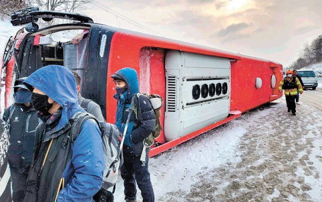 항공기 무더기 결항… 관광버스 눈길 전복 17일 오전 충남 예산군 고덕면 당진∼영덕 고속도로에선 관광버스가 눈길에 미끄러져 전복됐다. 이 사고로 36명이 경상을 입었는데 다행히 중상자는 없었다. 충남 예산소방서 제공