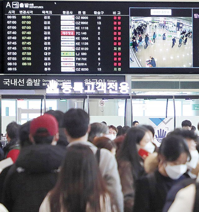 항공기 무더기 결항… 관광버스 눈길 전복 제주 전역에 대설특보와 강풍특보가 내려진 가운데 18일 제주공항에선 100편의 항공편이 무더기로 결항됐다. 제주국제공항이 표를 구하려는 관광객 등으로 붐비고 있다.  제주=뉴시스