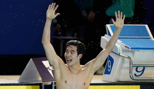 황선우가 18일 호주 멜버른 스포츠앤드아쿠아틱센터에서 열린 2022 국제수영연맹(FINA) 쇼트코스 세계수영선수권대회 남자 자유형
 200m 결선에서 1분39초72의 아시아 신기록으로 우승한 뒤 양팔을 들어 올리며 기뻐하고 있다. 사진 출처 국제수영연맹 
페이스북