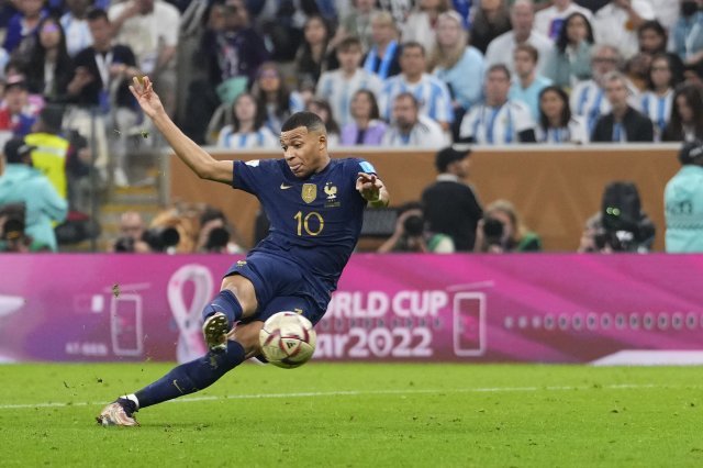 프랑스의 킬리안 음바페가 19일 카타르 루사일 스타디움에서 열린 아르헨티나와의 결승전에서 1-2로 뒤진 후반 37분 동점골을 만들고 있다. 루사일=AP 뉴시스