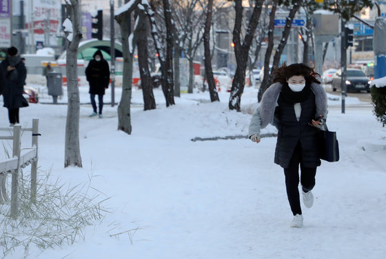 사흘째 많은 눈이 내린 19일 오전 광주 서구 치평동 일대에서 출근길에 오른 시민들이 발걸음을 옮기고 있다. 2022.12.19/뉴스1