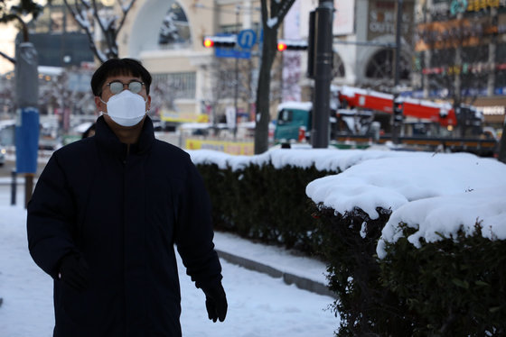 사흘째 많은 눈이 내린 19일 오전 광주 서구 치평동 일대에서 출근길에 오른 시민들이 조심스럽게 걸음을 옮기고 있다. 2022.12.19. 뉴스1