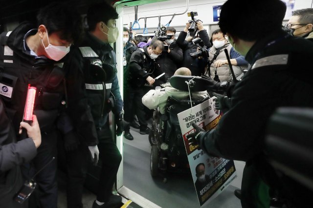13일 오전 서울 용산구 지하철 4호선 삼각지역에서 전국장애인차별철폐연대 활동가들이 지하철에 탑승하는 출근길 선전전을 하고 있다. 뉴시스