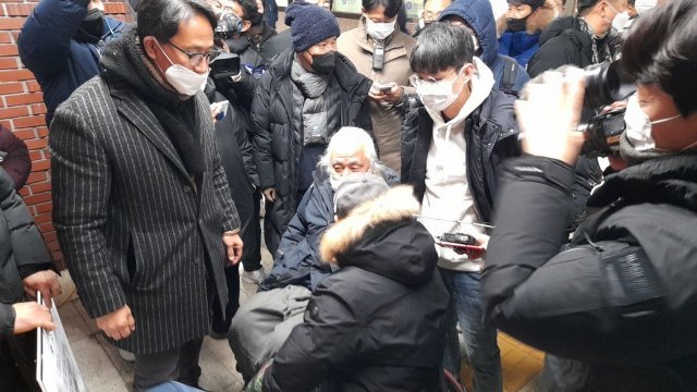 15일 ‘지하철 운행 정상화를 위한 장애인 연대’ 회원들이 삼각지역에서 전장연 시위대를 막아서고 있다. 전장연 제공