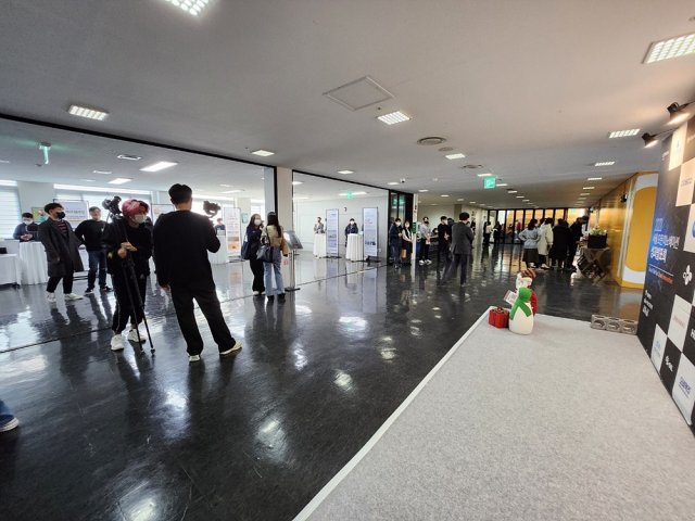 SBA 서울 오픈 이노베이션 성과 발표회에 전시관을 꾸린 스타트업들. 출처 = IT동아