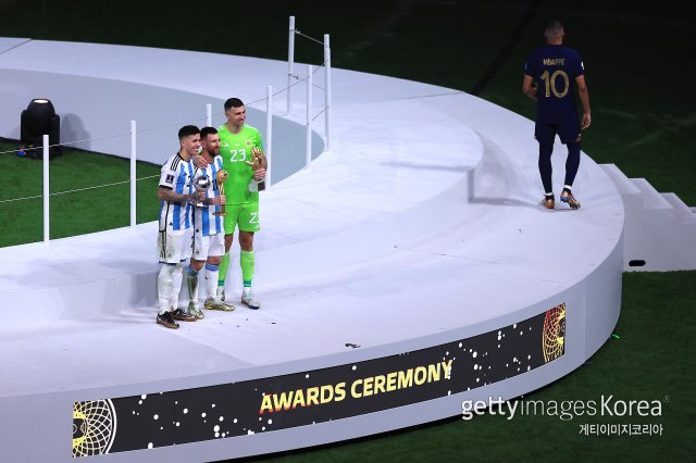 2022 카타르 월드컵 결승전 직후 열린 개인상 시상에서 프랑스의 킬리안 음바페는 다른 수상자들과 기념사진을 찍은 뒤 단상에서 내려가고 있다. ⓒ(GettyImages)/코리아