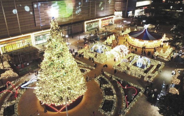 롯데월드타워 앞 ‘샤롯데 가든’이 크리스마스 명소로 인기를 끌고 있다.