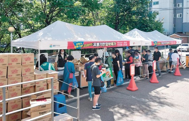 GS리테일과 ‘행복한나눔’이 올 9월 기아대책본부 앞에서 GS리테일이 기부한 상품을 판매하는 바자회를 열었다. GS리테일 제공