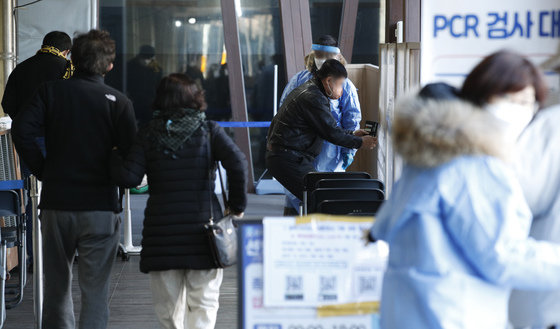 서울 송파구보건소에 마련된 신종 코로나바이러스 감염증(코로나19) 선별진료소에서 의료진이 검사를 받기 위해 찾아온 시민들을 안내하고 있다. 뉴스1