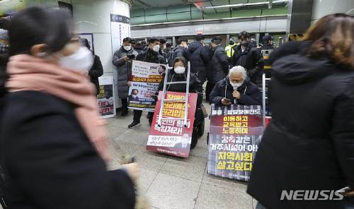 박경석 전국장애인차별철폐연대(전장연) 대표가 20일 오전 서울 광화문역에서 장애인 권리 예산 보장을 촉구하는 출근길 선전전을 하고 있다. 뉴시스