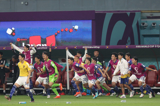 1일 오후(현지시간) 카타르 도하 칼리파 스타디움에서 열린 2022 카타르 월드컵 조별리그 E조 3차전 스페인과 일본의 경기에서 일본이 2대 1로 승리하자 벤치에 있던 선수들이 그라운드로 뛰쳐나가고 있다.2022.12.2/뉴스1