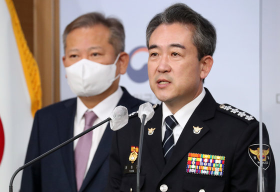 이상민 행정안전부 장관과 윤희근 경찰청장이 19일 오전 서울 종로구 정부서울청사 별관에서 경찰 치안역량 및 책임성 강화 관련 브리핑을 하고 있다. 2022.12.19. 뉴스1