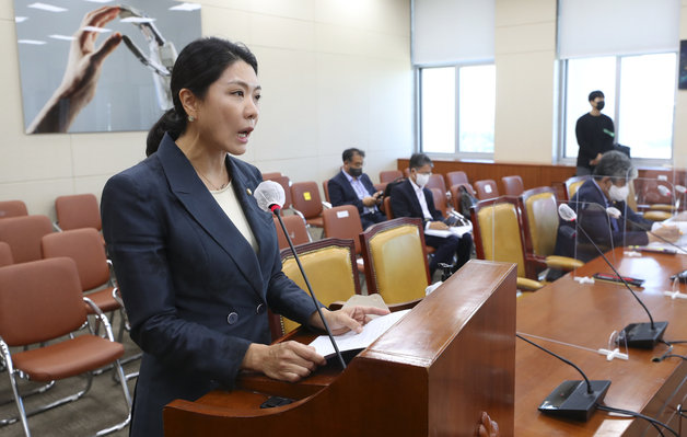 신현영 더불어민주당 의원이 7일 오후 서울 여의도 국회에서 열린 과학기술정보방송통신위원회 전체회의에서 제안 설명을 하고 있다. 사진공동취재단