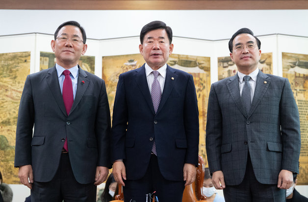 김진표 국회의장(가운데)과 여야 원내대표가 16일 오후 서울 여의도 국회에서 예산안 관련 회동에 앞서 기념 촬영을 하고 있다. 왼쪽부터 주호영 국민의힘 원내대표, 김 의장, 박홍근 더불어민주당 원내대표. 2022.12.16/뉴스1