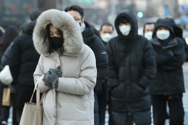 전국 대부분 지역에 한파특보가 발효된 19일 오전 서울 광화문네거리에서 시민들이 출근길 발걸음을 옮기고 있다. 뉴스1