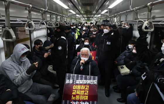 박경석 전국장애인차별철폐연대(전장연) 대표가 20일 오전 서울 광화문역에서 장애인 권리 예산 보장을 촉구하는 지하철 탑승 선전전을 하고 있다. 2022.12.20/뉴스1