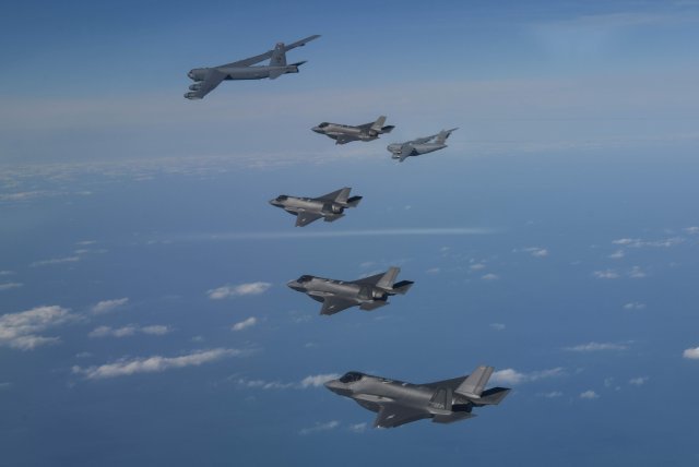 20일 한미 연합공군훈련을 위해 한반도 인근에 전개한 美 B-52H, C-17과 한국 공군의 F-35A가 함께 비행하고 있다. 국방부 제공