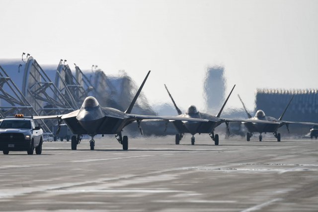 20일 한미 연합공군훈련을 위해 한반도에 전개한 美 F-22 전투기가 군산기지에 착륙하여 지상활주하고 있다. 국방부 제공