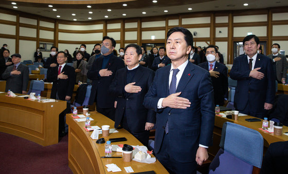 김기현 국민의힘 의원을 비롯한 참석자들이 21일 서울 여의도 국회 의원회관에서 열린 국민의힘 공부모임 국민공감 두 번째 모임에서 국민의례를 하고 있다. 2022.12.21 뉴스1