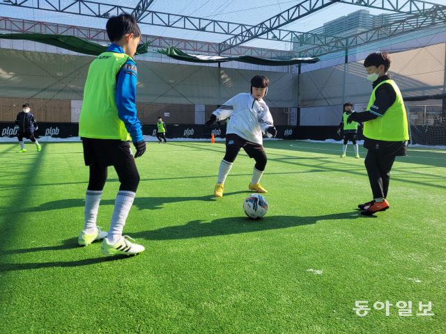 17일 서울 은평구 한 풋살장에서 진행된 어린이 축구 교실 수업. 구산초 3학년생인 이하빈 군(9·가운데)이 연습 경기를 벌이고 있다. 송진호 기자 jino@donga.com