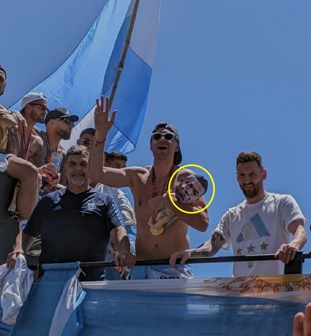 우승 축하 카퍼레이드에서 음바페 인형을 들고 있는 모습이 포착된 골키퍼 마르티네스. 옆에서 리오넬 메시(오른쪽)가 팬들을 향해 웃음 짓고 있다. (‘풋볼 트윗’ 갈무리)