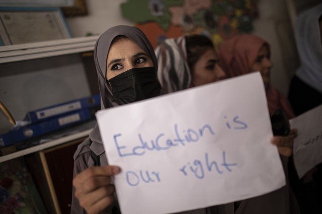 아프가니스탄 스승의 날인 5일(현지시간) 카불에 있는 한 사립학교에서 여성과 교사, 여학생들이 여성과 소녀에 대한 권리와 평등한 교육을 요구하며 시위하고 있다. 2021.10.06. 카불=AP/뉴시스